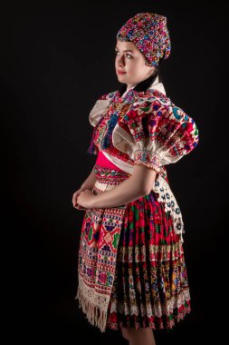 Geleneksel elbiseli, güzel, Slovak kadın. Slovakça folklor