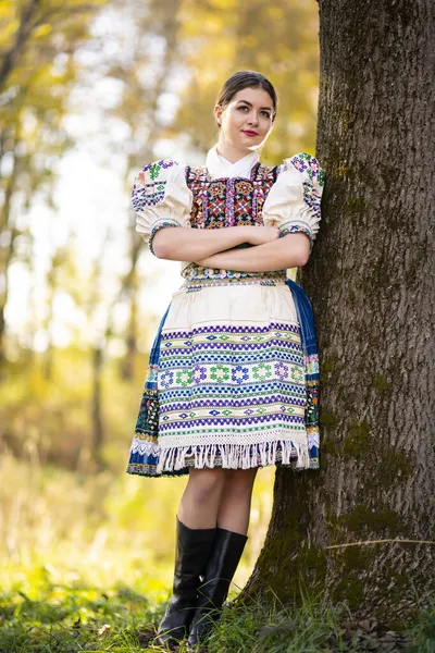 Ung Vacker Slogan Kvinna Traditionell Klänning Slovakiska Folklore — Stockfoto