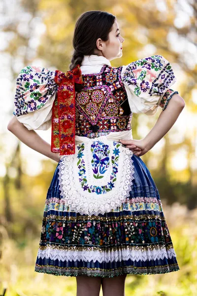 Młoda Piękna Słowianka Tradycyjnej Sukience Słowacki Folklor — Zdjęcie stockowe