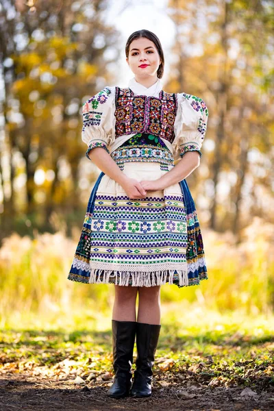 Młoda Piękna Słowianka Tradycyjnej Sukience Słowacki Folklor — Zdjęcie stockowe