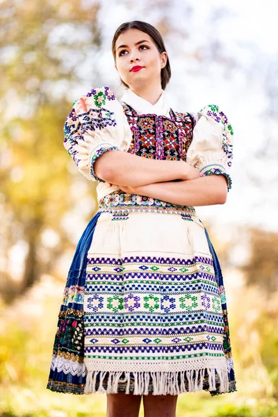 Jovem Bela Mulher Eslovaca Vestido Tradicional Folclore Eslovaco — Fotografia de Stock