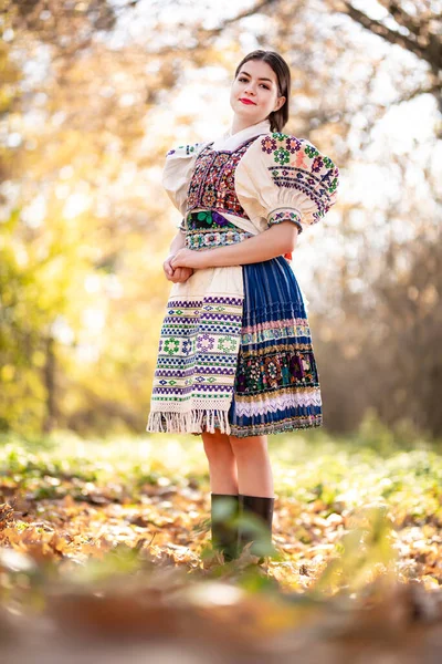 Ung Vacker Slogan Kvinna Traditionell Klänning Slovakiska Folklore — Stockfoto