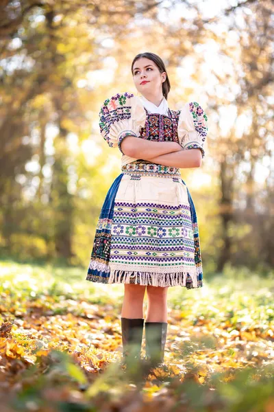 Mladá Krásná Slovenská Žena Tradičních Šatech Slovenský Folklór — Stock fotografie