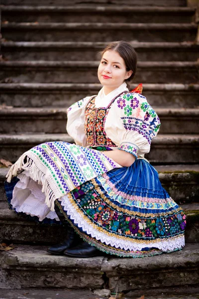 Fiatal Gyönyörű Szlovák Hagyományos Ruhában Szlovák Folklór — Stock Fotó