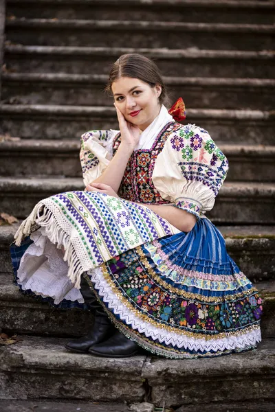 Fiatal Gyönyörű Szlovák Hagyományos Ruhában Szlovák Folklór — Stock Fotó