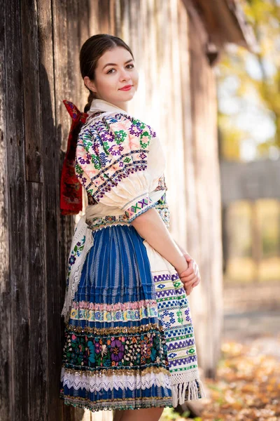 Młoda Piękna Słowianka Tradycyjnej Sukience Słowacki Folklor — Zdjęcie stockowe