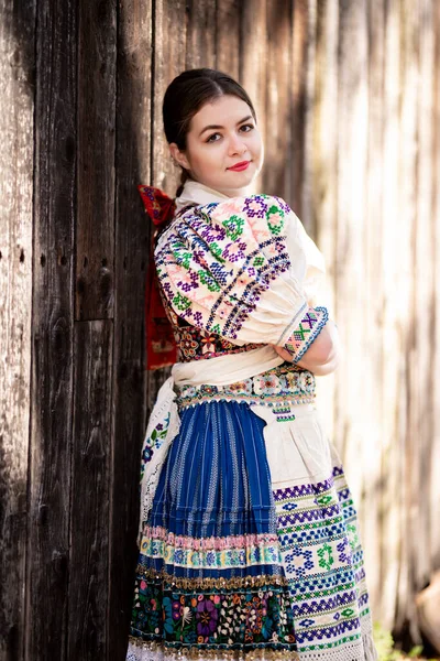 Fiatal Gyönyörű Szlovák Hagyományos Ruhában Szlovák Folklór — Stock Fotó