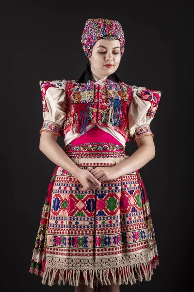 Jovem Bela Mulher Eslovaca Vestido Tradicional Folclore Eslovaco — Fotografia de Stock