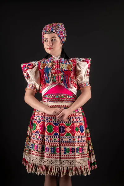 Ung Vacker Slogan Kvinna Traditionell Klänning Slovakiska Folklore — Stockfoto