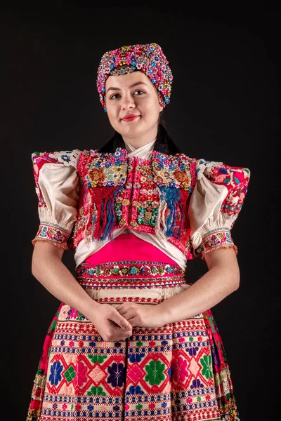 Fiatal Gyönyörű Szlovák Hagyományos Ruhában Szlovák Folklór — Stock Fotó