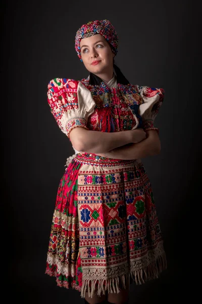 Ung Vacker Slogan Kvinna Traditionell Klänning Slovakiska Folklore — Stockfoto