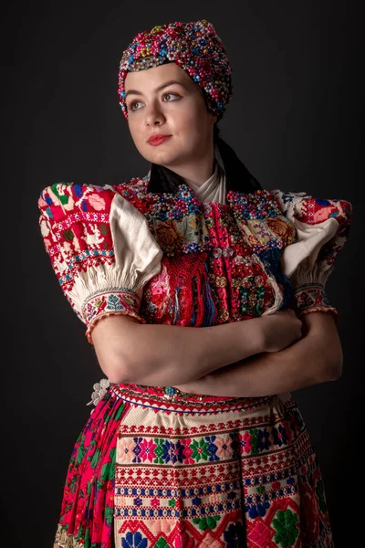 Jovem Bela Mulher Eslovaca Vestido Tradicional Folclore Eslovaco — Fotografia de Stock