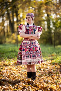 Geleneksel elbiseli, güzel, Slovak kadın. Slovakça folklor