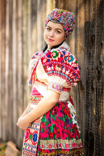 Jovem Bela Mulher Eslovaca Vestido Tradicional Folclore Eslovaco — Fotografia de Stock