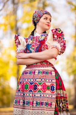 Geleneksel elbiseli, güzel, Slovak kadın. Slovakça folklor