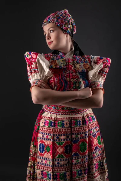 Jonge Mooie Slovak Vrouw Traditionele Jurk Slowaakse Folklore — Stockfoto