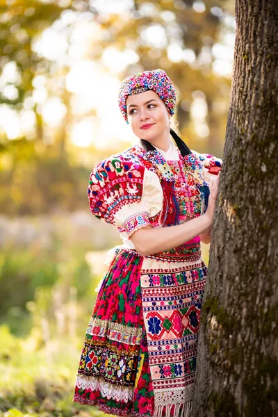 Fiatal Gyönyörű Szlovák Hagyományos Ruhában Szlovák Folklór — Stock Fotó