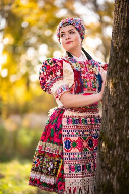 Geleneksel elbiseli, güzel, Slovak kadın. Slovakça folklor