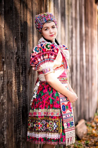 Ung Vacker Slogan Kvinna Traditionell Klänning Slovakiska Folklore — Stockfoto