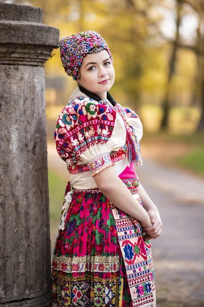 Ung Vacker Slogan Kvinna Traditionell Klänning Slovakiska Folklore — Stockfoto