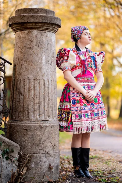 穿着传统服装的年轻漂亮的Slovak女人 斯洛伐克民间文学 — 图库照片