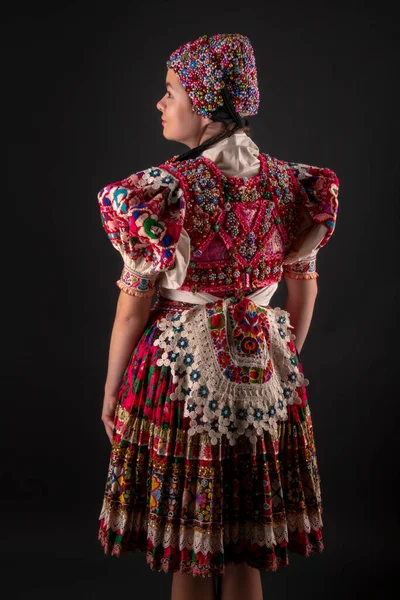 Jovem Bela Mulher Eslovaca Vestido Tradicional Folclore Eslovaco — Fotografia de Stock