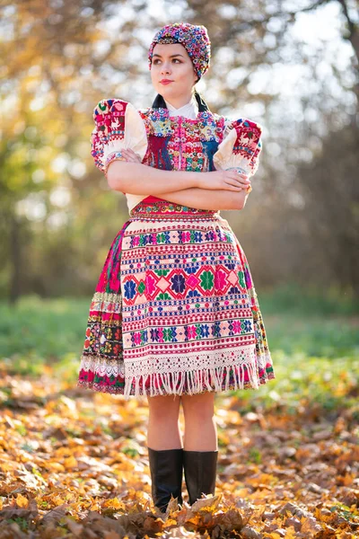 Jovem Bela Mulher Eslovaca Vestido Tradicional Folclore Eslovaco — Fotografia de Stock