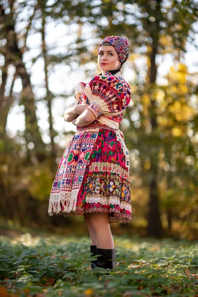 Jovem Bela Mulher Eslovaca Vestido Tradicional Folclore Eslovaco — Fotografia de Stock