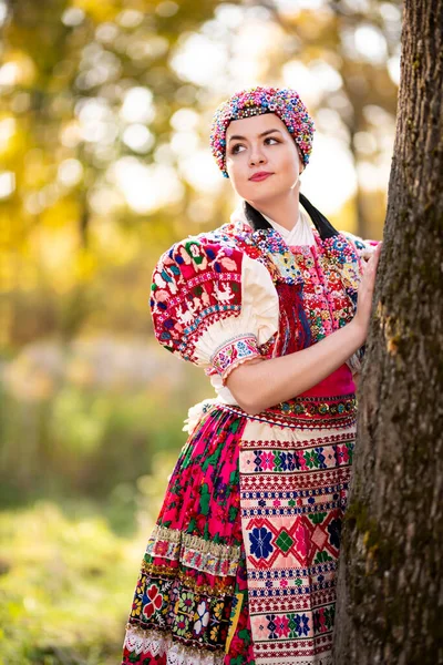 Ung Vacker Slogan Kvinna Traditionell Klänning Slovakiska Folklore — Stockfoto