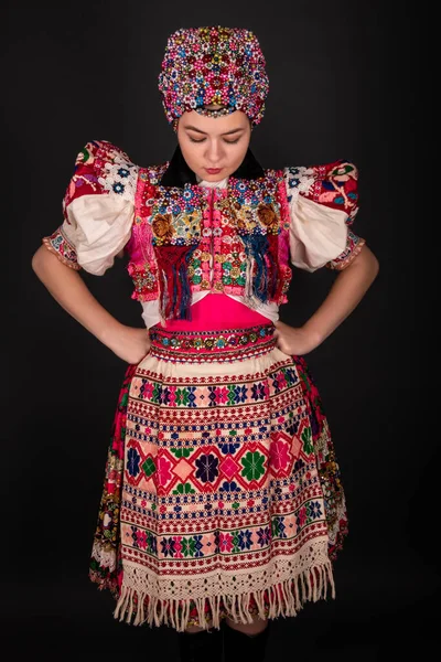 Ung Vacker Slogan Kvinna Traditionell Klänning Slovakiska Folklore — Stockfoto