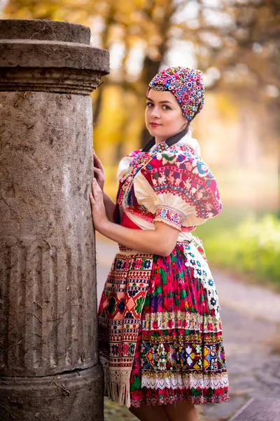 穿着传统服装的年轻漂亮的Slovak女人 斯洛伐克民间文学 — 图库照片