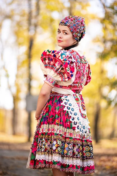 Νεαρή Όμορφη Γυναίκα Παραδοσιακό Φόρεμα Σλοβακική Λαϊκή Παράδοση — Φωτογραφία Αρχείου