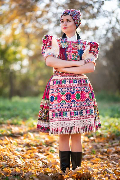 Mladá Krásná Slovenská Žena Tradičních Šatech Slovenský Folklór — Stock fotografie