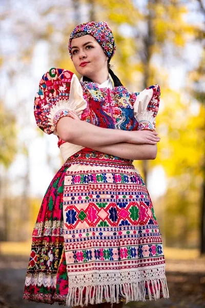 Młoda Piękna Słowianka Tradycyjnej Sukience Słowacki Folklor — Zdjęcie stockowe