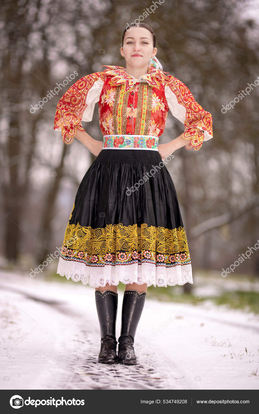 Jeune Belle Femme Slovaque Robe Traditionnelle Folklorique Slovaque Photo de stock par muro 534749208