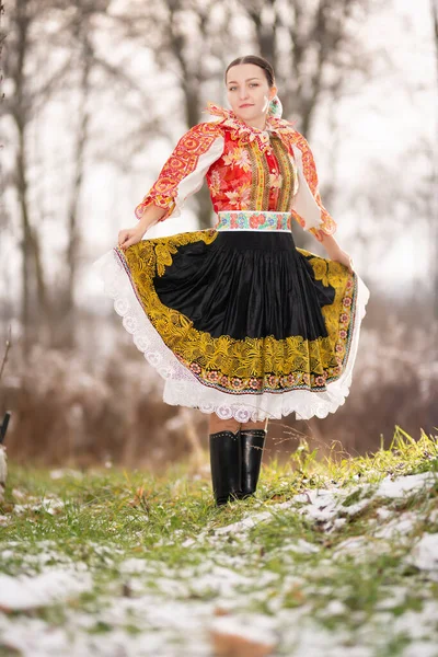 Ung Vacker Slogan Kvinna Traditionell Klänning Slovakiska Folklore — Stockfoto