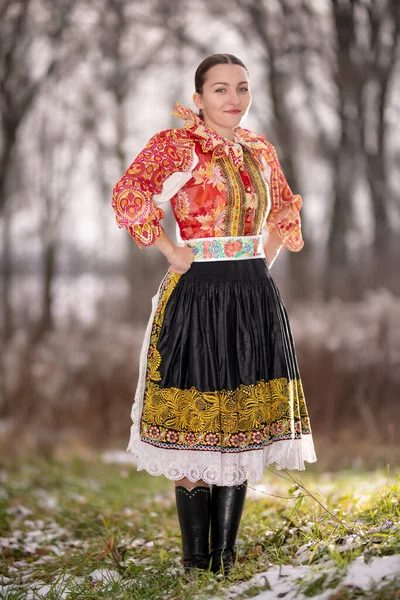 Młoda Piękna Słowianka Tradycyjnej Sukience Słowacki Folklor — Zdjęcie stockowe