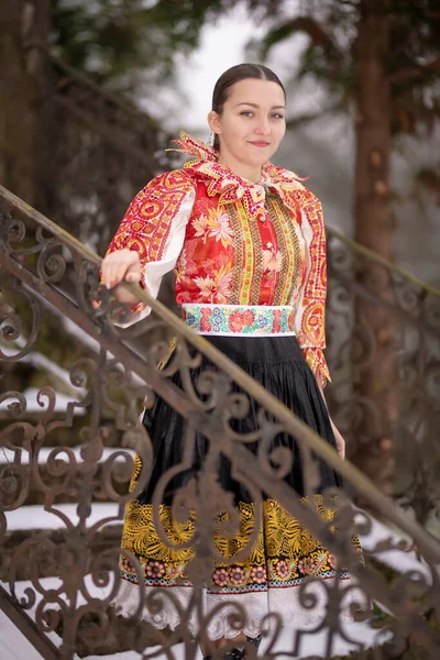 Jovem Bela Mulher Eslovaca Vestido Tradicional Folclore Eslovaco — Fotografia de Stock