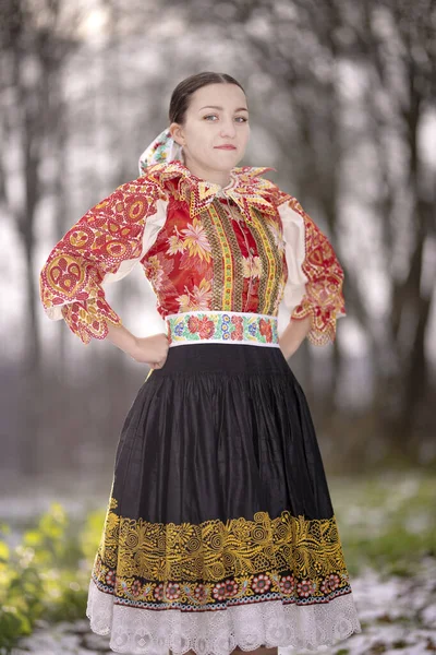 Ung Smuk Slovakisk Kvinde Traditionel Kjole Slovakisk Folklore - Stock-foto