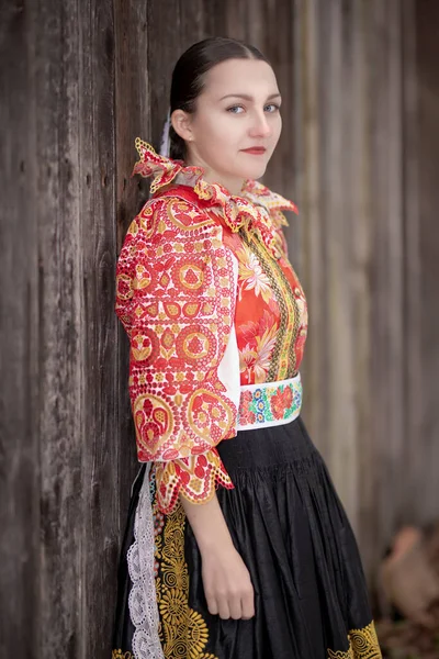 Wanita Muda Yang Cantik Dengan Pakaian Tradisional Cerita Rakyat Slowakia — Stok Foto