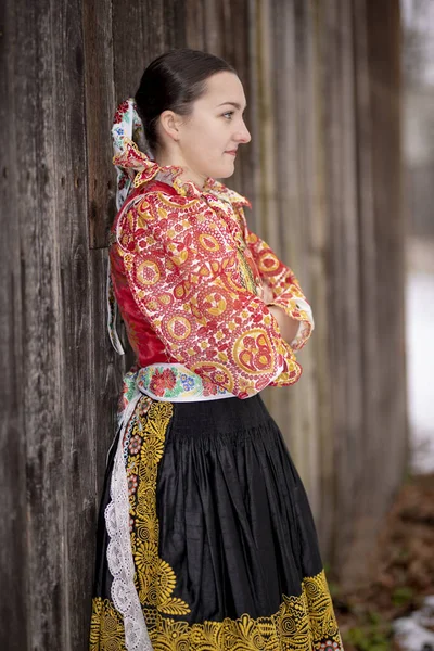 Fiatal Gyönyörű Szlovák Hagyományos Ruhában Szlovák Folklór — Stock Fotó