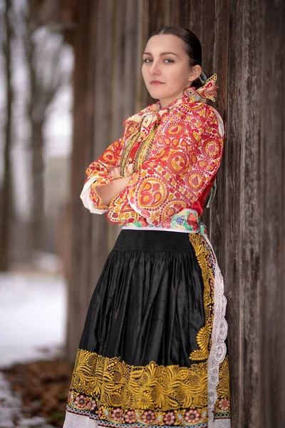 Joven Mujer Eslovaca Hermosa Vestido Tradicional Folclore Eslovaco — Foto de Stock