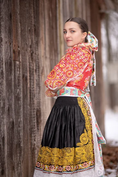 Joven Mujer Eslovaca Hermosa Vestido Tradicional Folclore Eslovaco —  Fotos de Stock