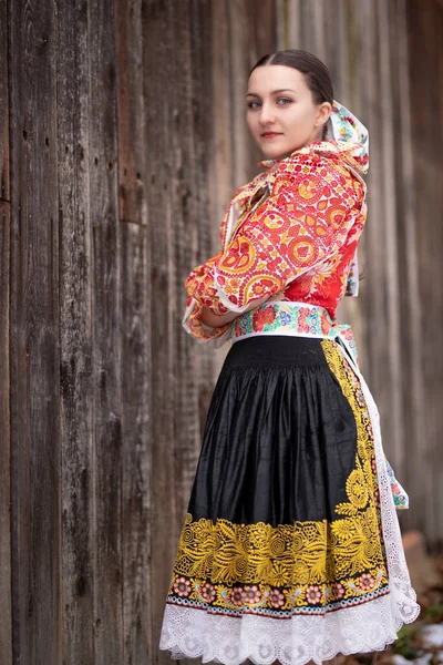 Ung Vacker Slogan Kvinna Traditionell Klänning Slovakiska Folklore — Stockfoto