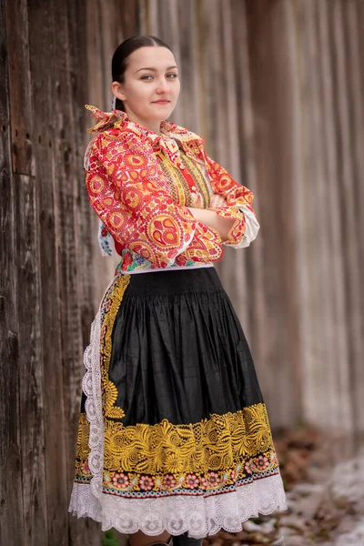 Ung Vacker Slogan Kvinna Traditionell Klänning Slovakiska Folklore — Stockfoto