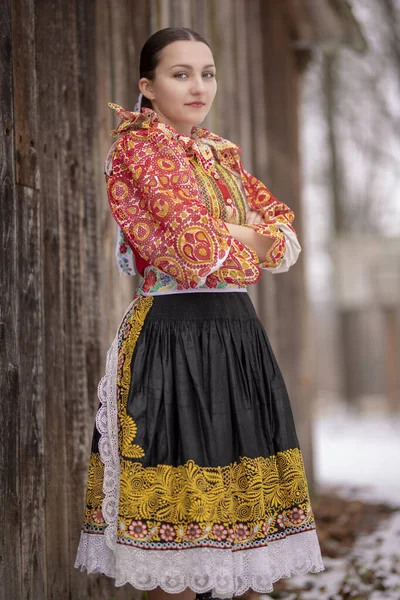 Młoda Piękna Słowianka Tradycyjnej Sukience Słowacki Folklor — Zdjęcie stockowe