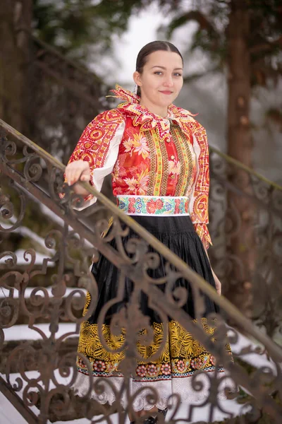 Młoda Piękna Słowianka Tradycyjnej Sukience Słowacki Folklor — Zdjęcie stockowe