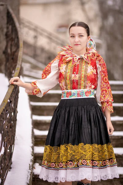 Jovem Bela Mulher Eslovaca Vestido Tradicional Folclore Eslovaco — Fotografia de Stock