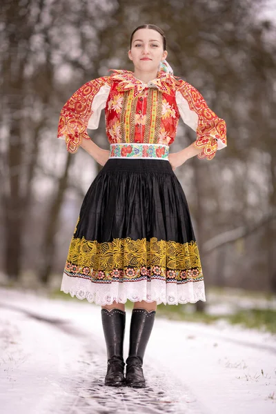 Ung Vacker Slogan Kvinna Traditionell Klänning Slovakiska Folklore — Stockfoto