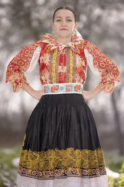 Ung Vacker Slogan Kvinna Traditionell Klänning Slovakiska Folklore — Stockfoto